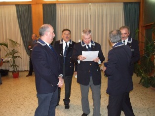 Il nostro Presidente, Pier Angelo Salani, legge le motivazione del BRAVO ZULU ricevuto dalla Presidenza Nazionale.  . 